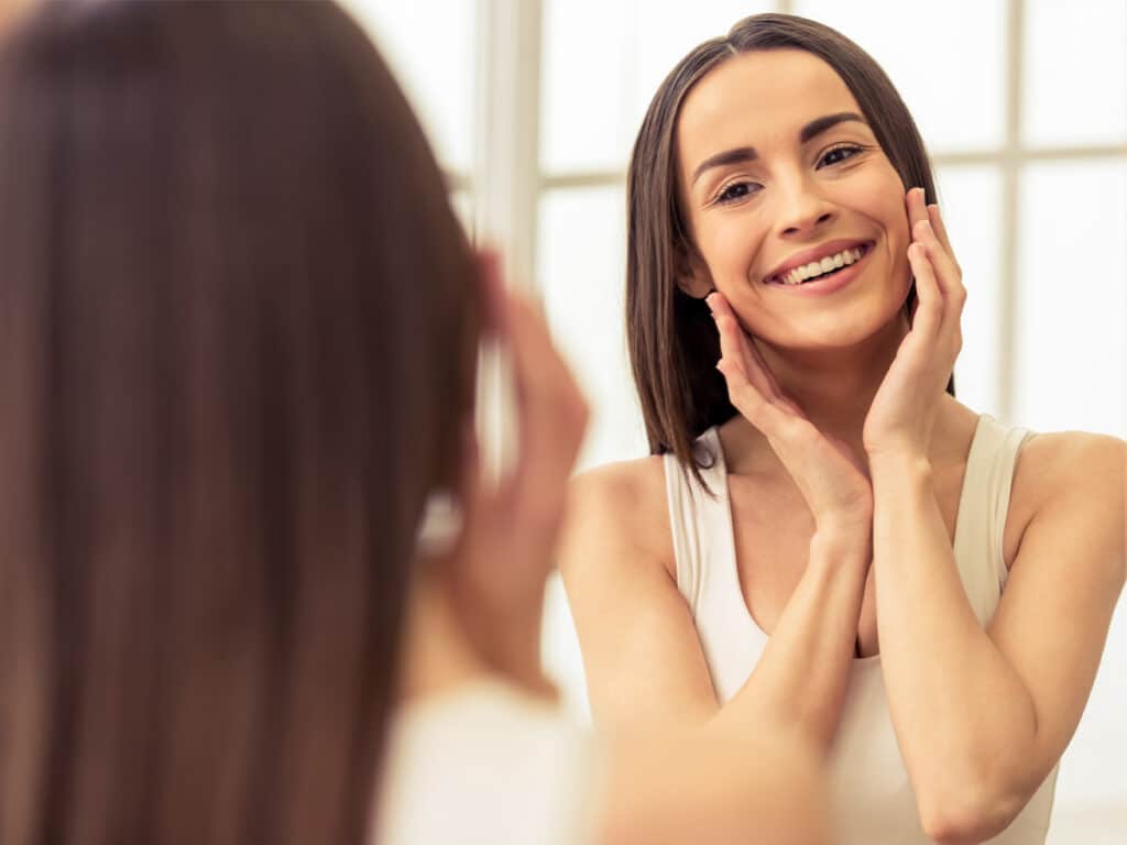 The major benefits of facial fat grafting are a reduction in facial creases, improved blood supply to the skin, minimal scarring, and reduced risk of allergic reactions.